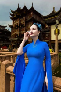 Trang phục áo dài của Mai Thu Huyền